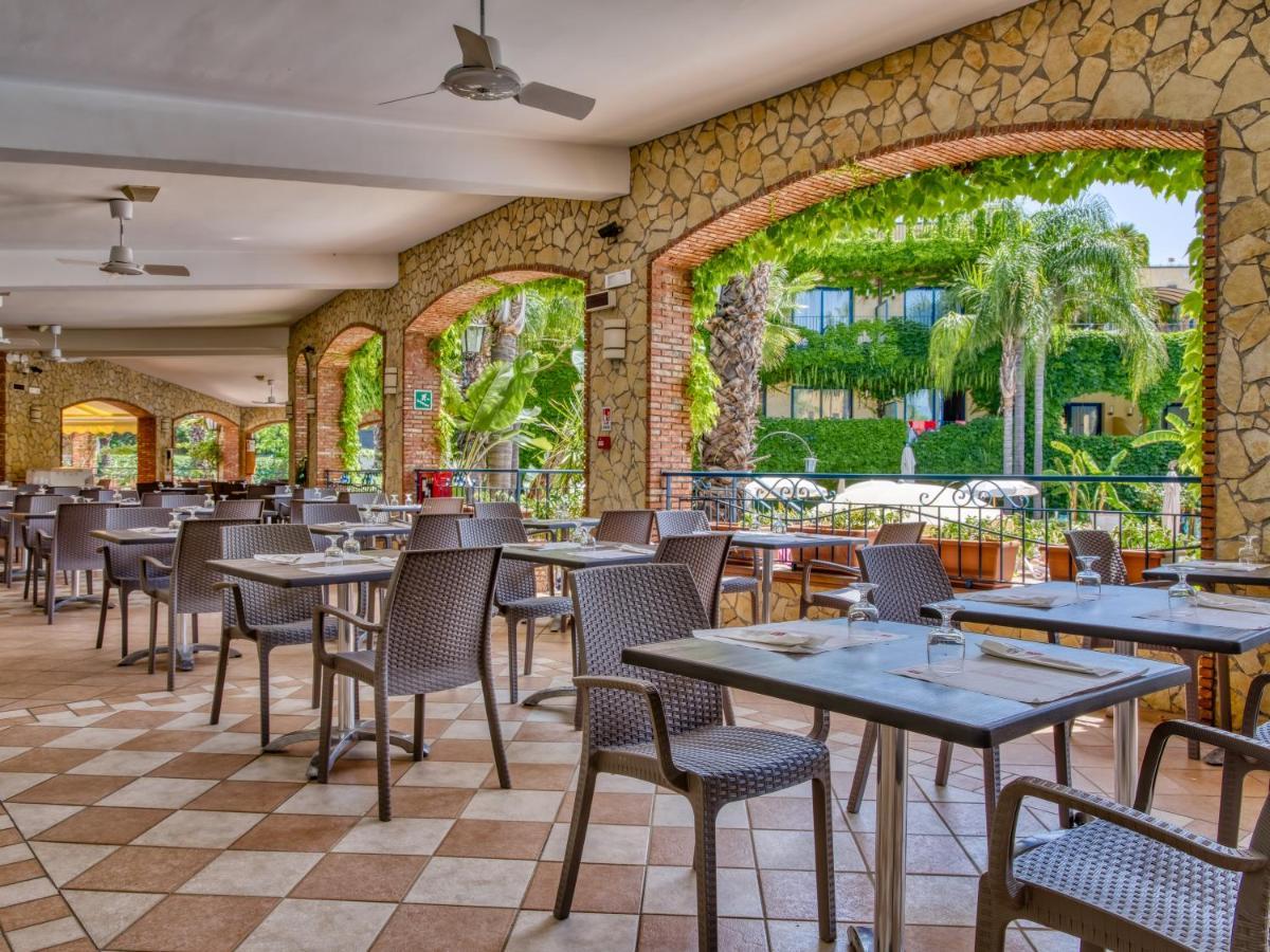 Hotel Caesar Palace Giardini Naxos Exterior photo